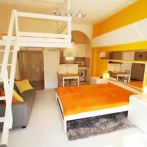 sunny-studio-with-balcony-in-party-district.inbudapesthotels.com/